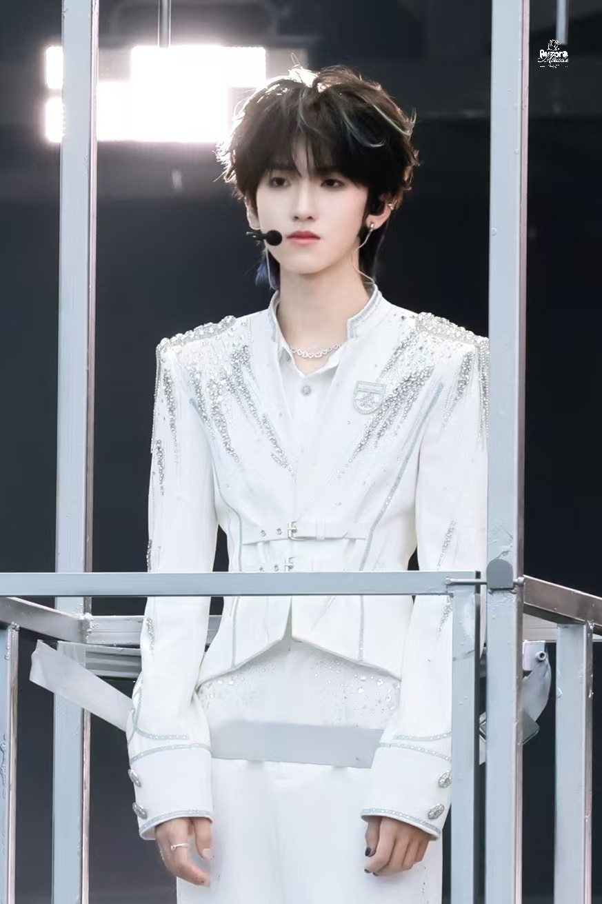 左奇函vocal实力从青涩练习到如今稳站舞台，的vocal是一步一步打磨出来的成