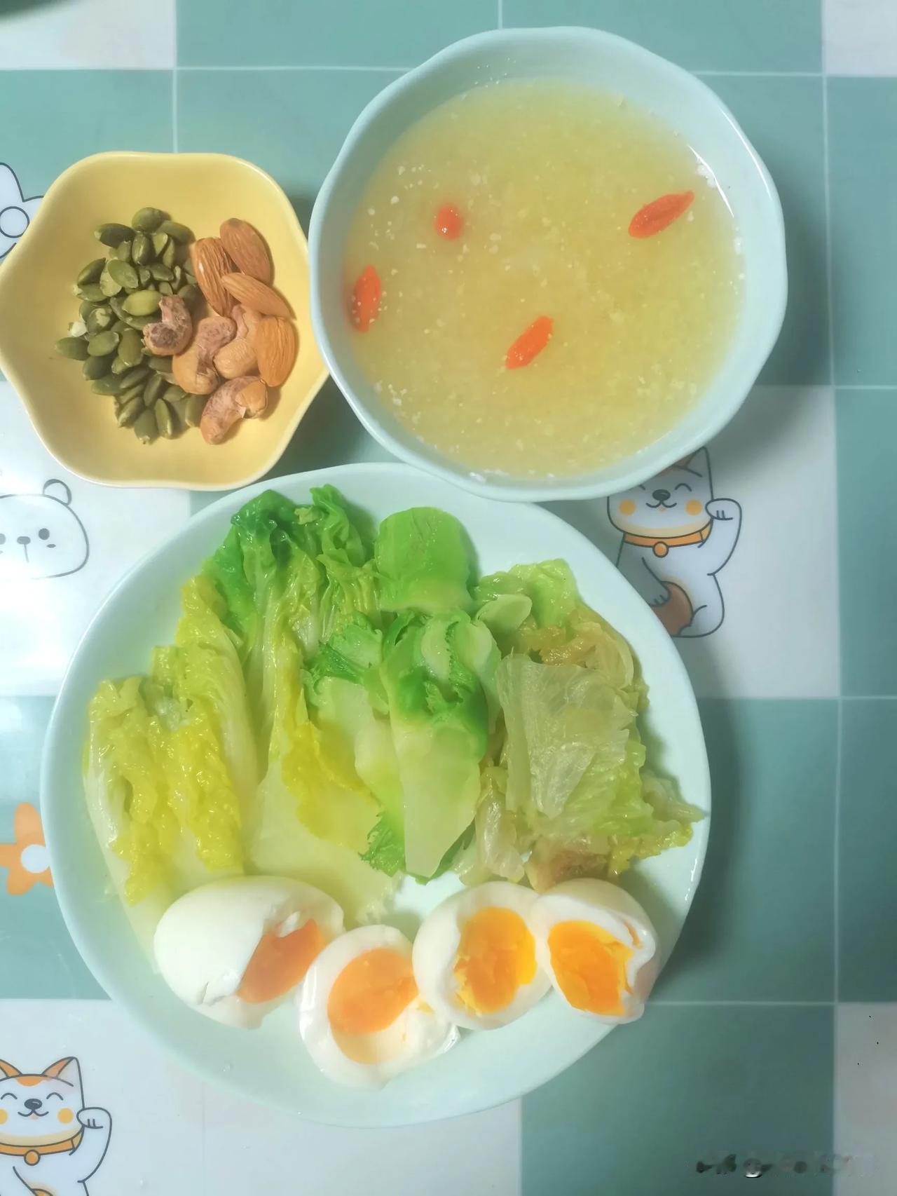 冬日绵绵之中年女性减脂早餐日记
主食：小麦胚芽
蛋白质：鸡蛋
蔬菜坚果：黄白菜、