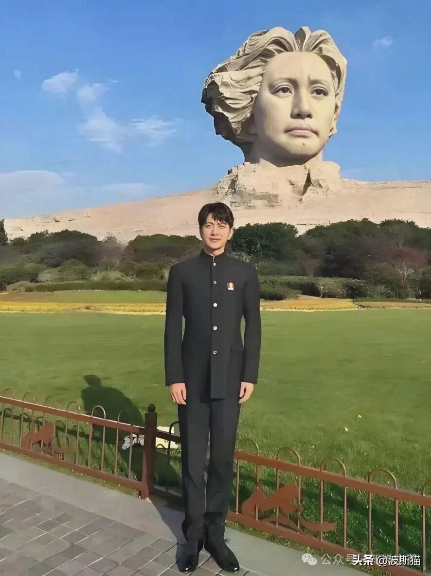 长得多像年轻时的毛泽东啊！导演慧眼识人，让他演了好几部作品，都饰演的是青年毛泽东