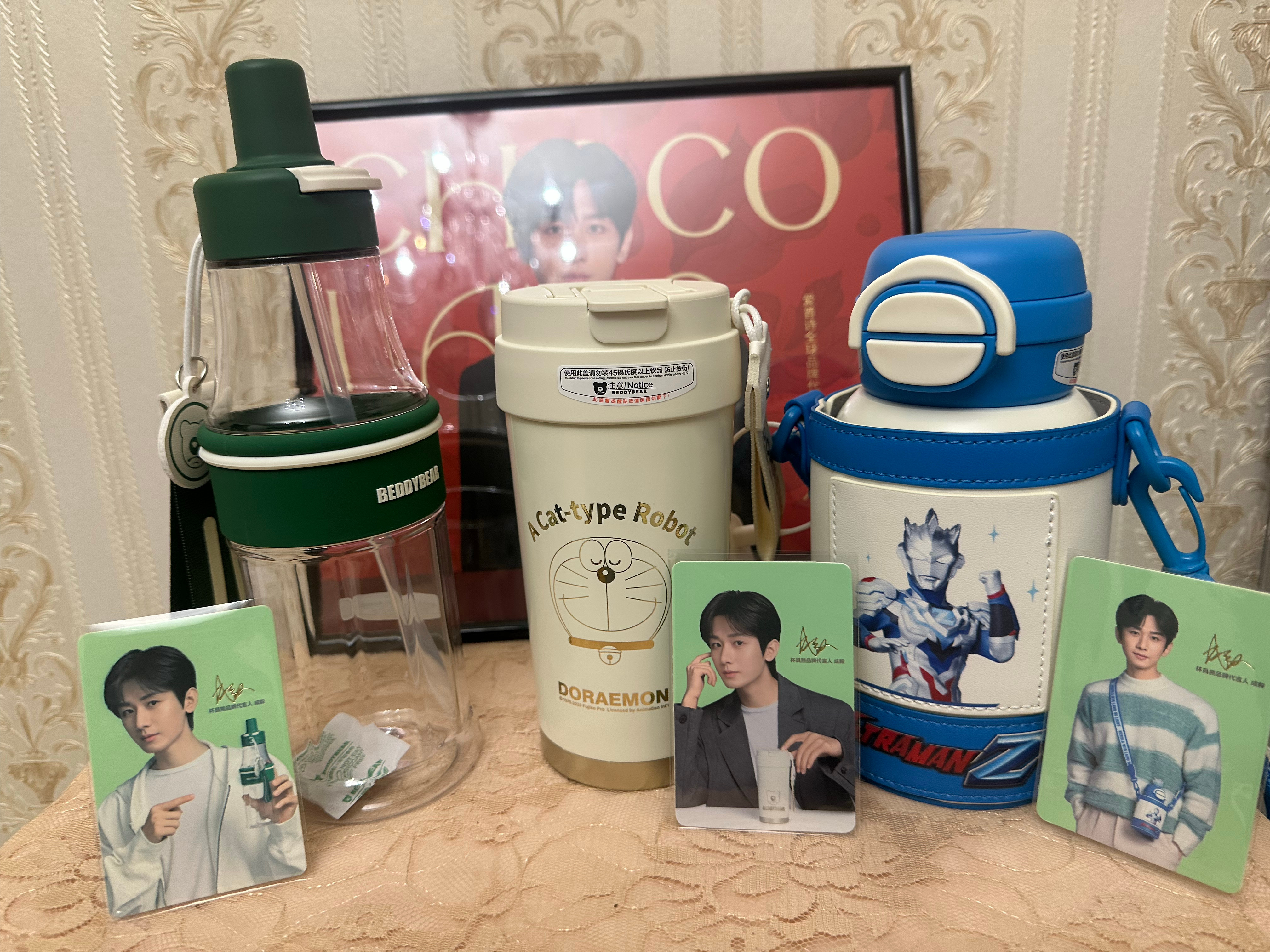 #成毅杯具熊品牌代言人# 来都来了，和小卡拍个全家福吧[馋嘴]​​​