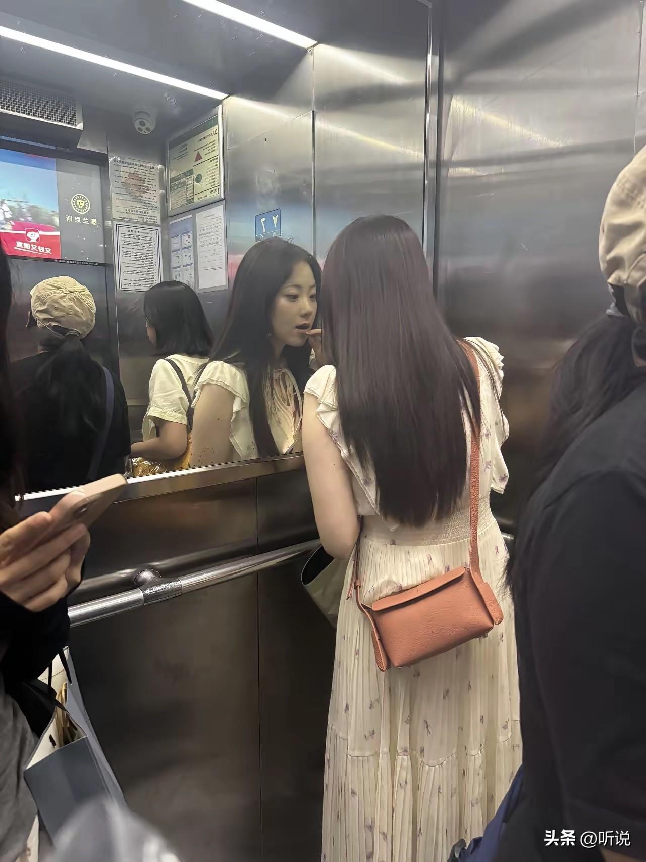 不懂就问，电梯里装镜子的用途是什么啊？？