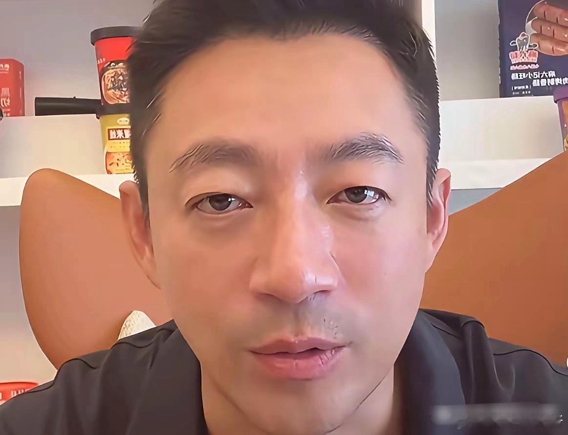 汪小菲一开播，就先把玥儿夸了一遍！讲到动情处，他眼眶都红了，整个人的状态都和平时