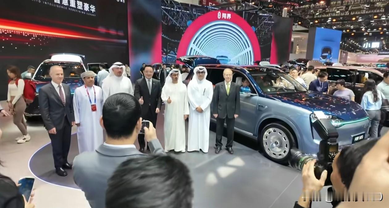 沙特皇室专程打卡北京车展，只为看问界M9创世加长版

这一届北京车展，来了几位特