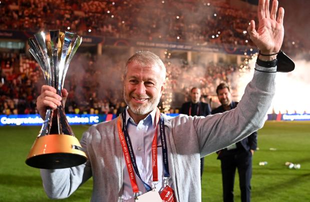 阿布卖切尔西的23.5亿英镑存于银行账户，每一年产生6300万英镑利息，4年多来