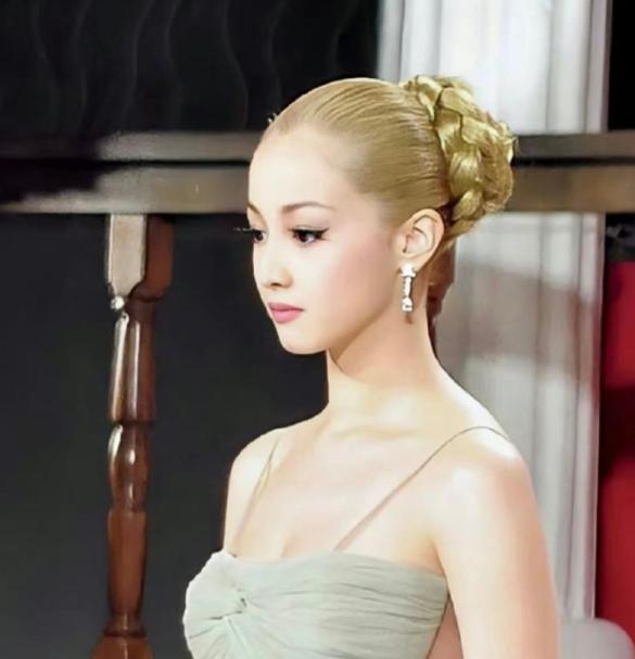 “一个月5次，超过按50万一次收费！她被誉为“亚洲第一美人”，在婚前协议里规定，