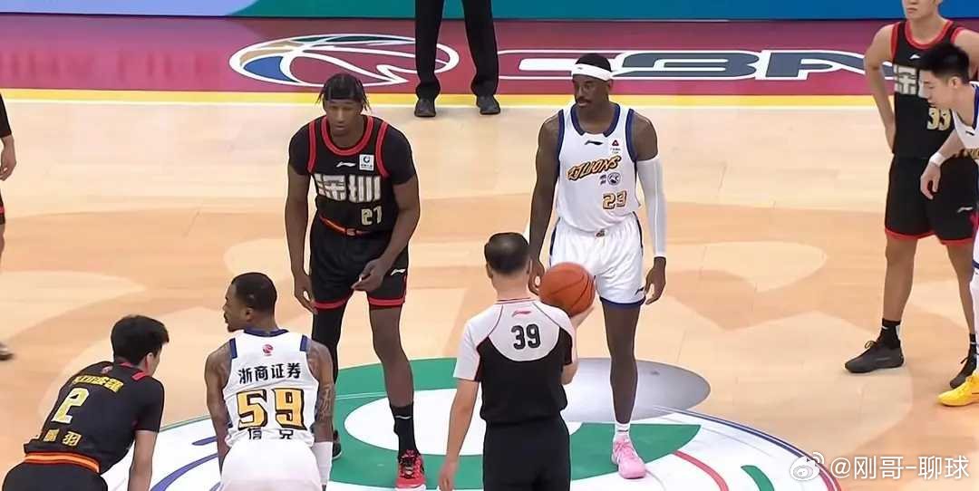 赛季最强势一战！全员杀疯，15分掀翻卫冕冠军，8连胜深圳杀进前4深圳男篮vs浙江