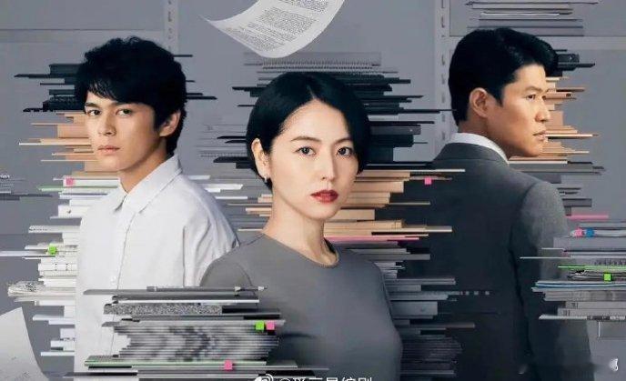 刚看到这个海报时觉得平平无奇，后来才发现背景居然是由实际的书堆叠而成的[允悲] 