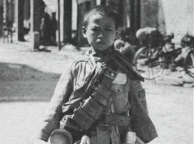 1945年，一13岁男孩因精通 日语 ，被日军相中，当上日军翻译官。 日本投降 