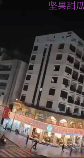 迪拜人也不怕无人机，大晚上的，伊朗革命卫队的小摩托呼啸着进入阿联酋，当地人根本没