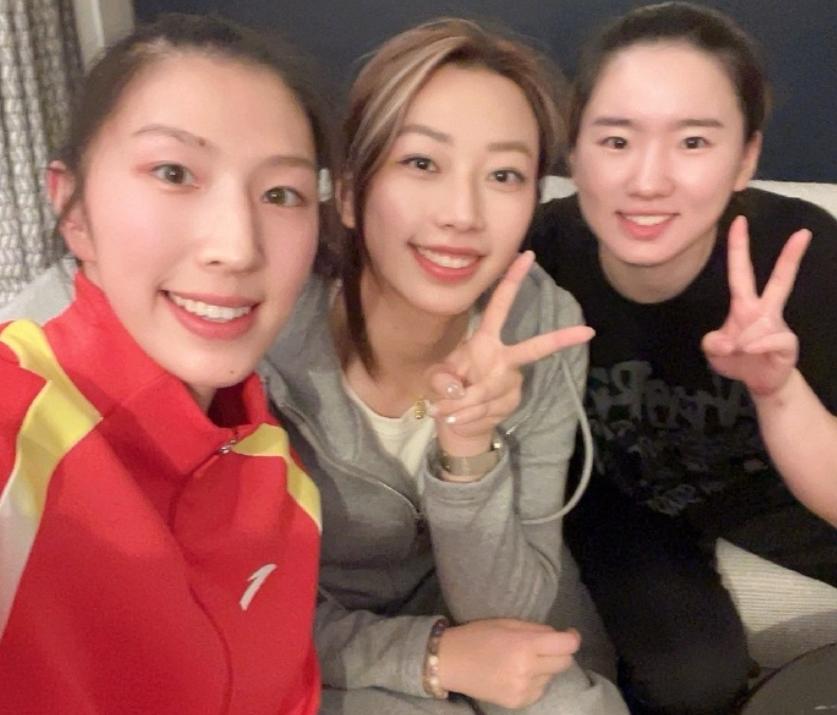 排坛三位美女合影。
左边第一位是吴梦洁。
右边第一位是倪非凡。
中间这位是谁啊？