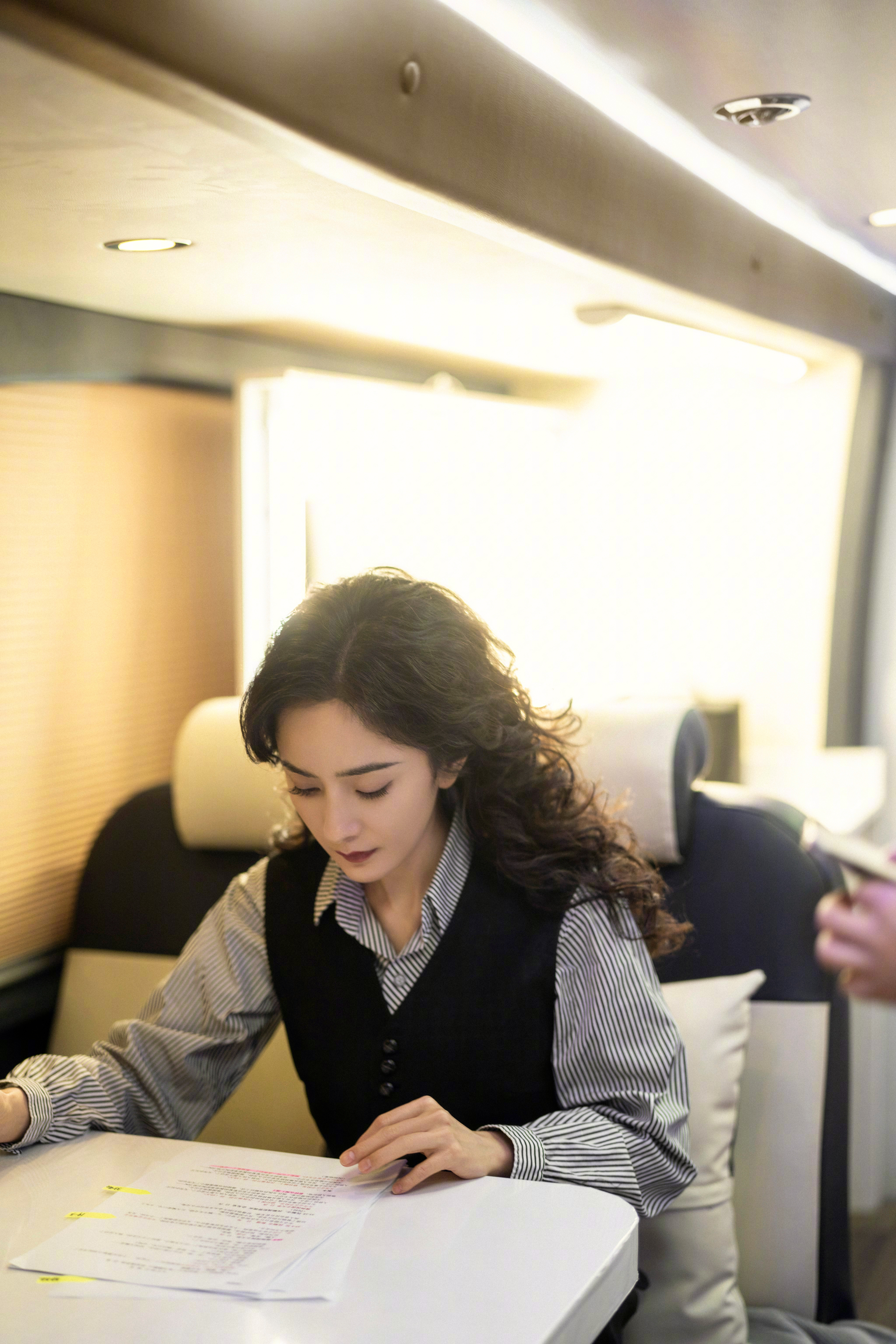 很喜欢杨幂看剧本的照片 