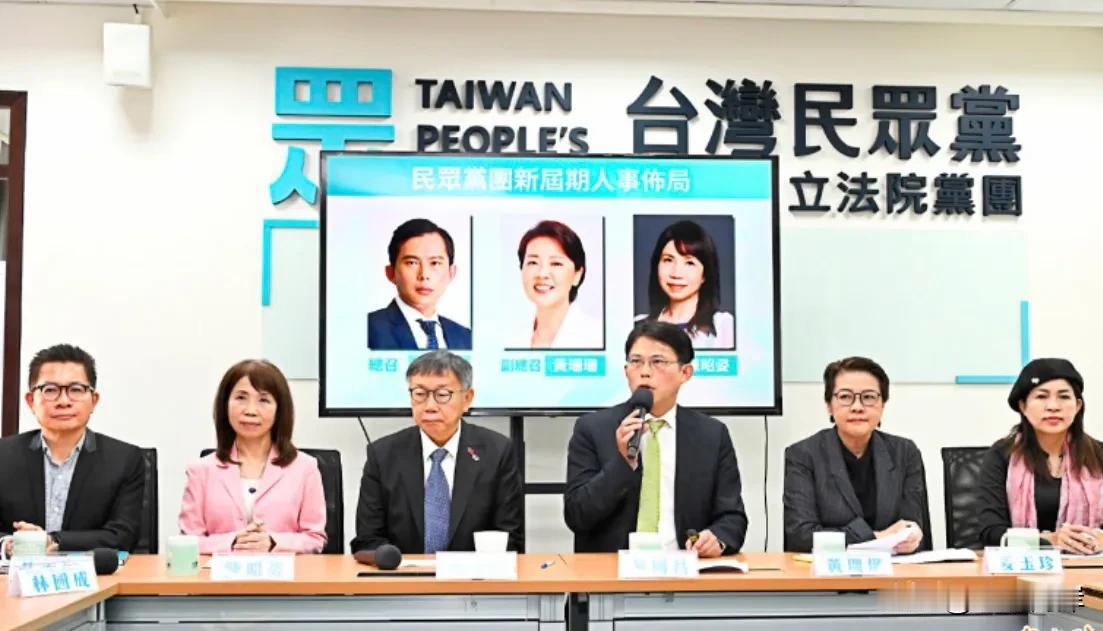 柯文哲一声令下，民众党8位民意代表今天投票时持中间立场，不挺蓝绿，只投自己。柯文