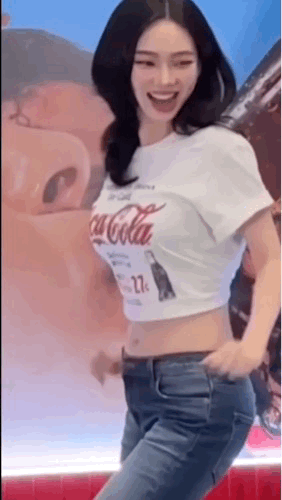 穿牛仔裤跳舞的柳智敏也太活泼了吧！元气满满的笑容感染力超强，搭配复古可口可乐短款