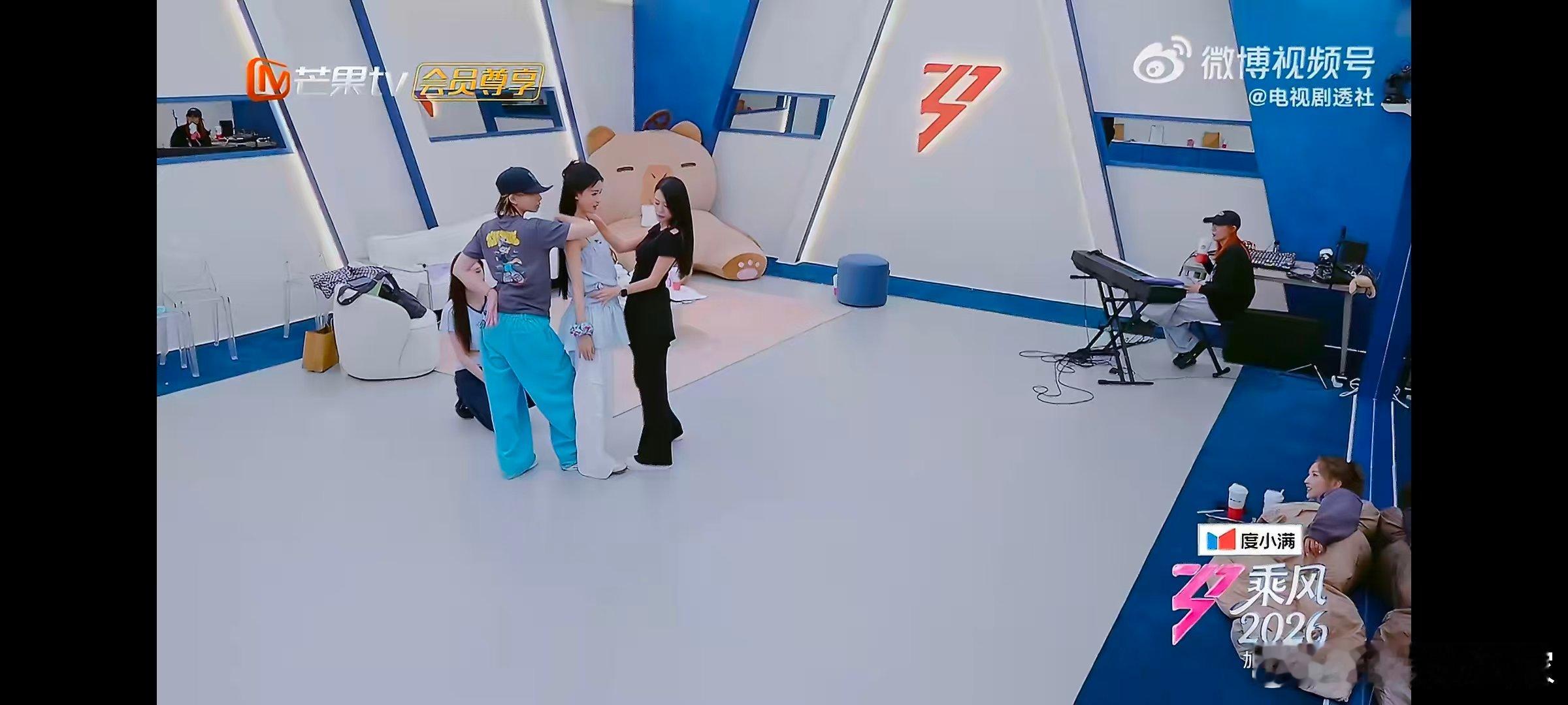 何洁花蝴蝶舞蹈把何洁跳成尖叫鸡乘风2026姐姐们性感热舞风情十足，直接把台下何洁