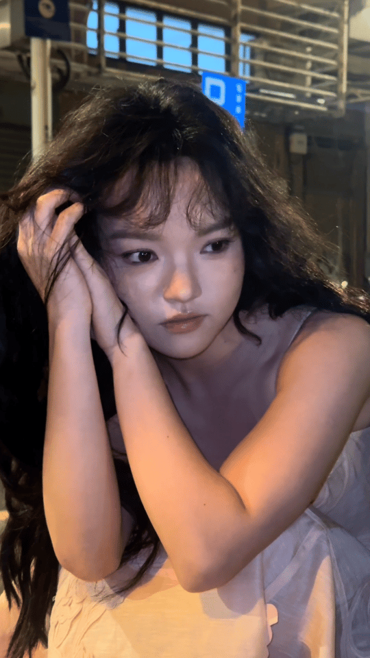 兰西雅明媚成这样兰西雅这波造型简直了！赤脚旋转的她，好似追着阳光的小精灵，浑身透