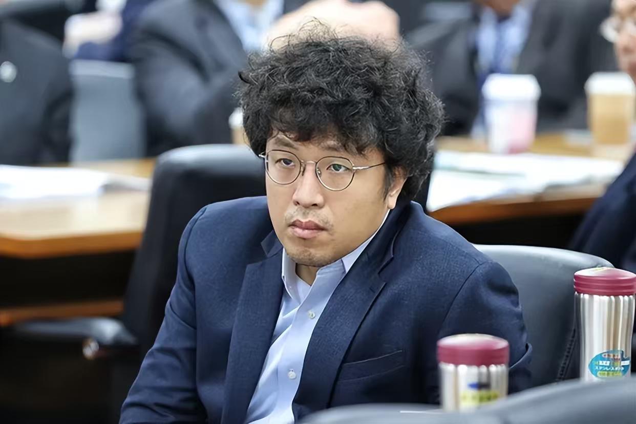 沈伯洋这次绝对害怕了，深圳那边传来消息，白所成5人已经被判死刑。我没记错的话，白