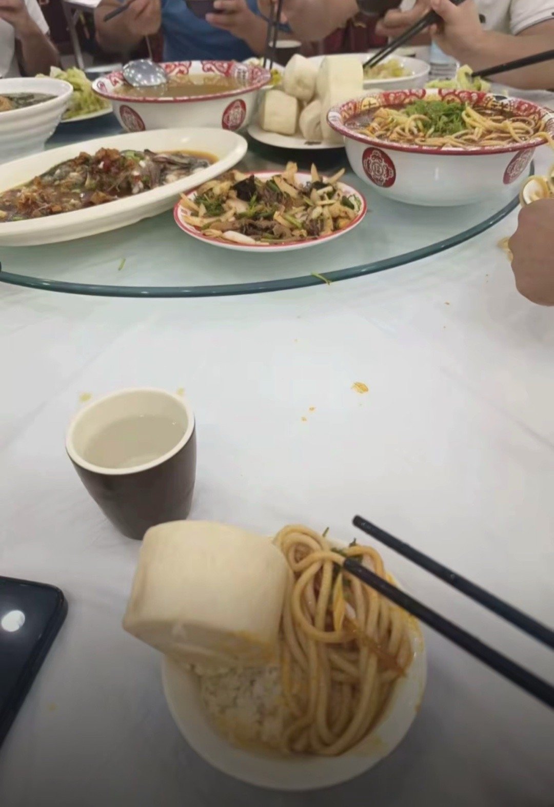 哪里的神仙吃法，一个碗里三种主食[笑cry][笑cry][笑cry][笑cry]