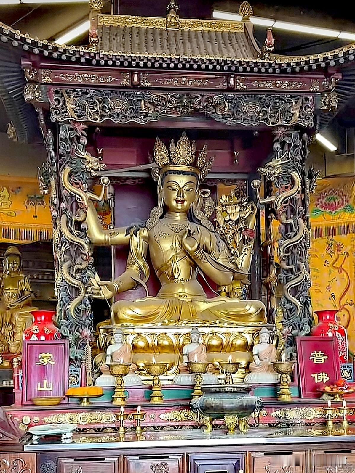 五台山东台望海寺｜很少有人留意的四臂文殊
 
多数人朝东台，只为登顶望海，看日出