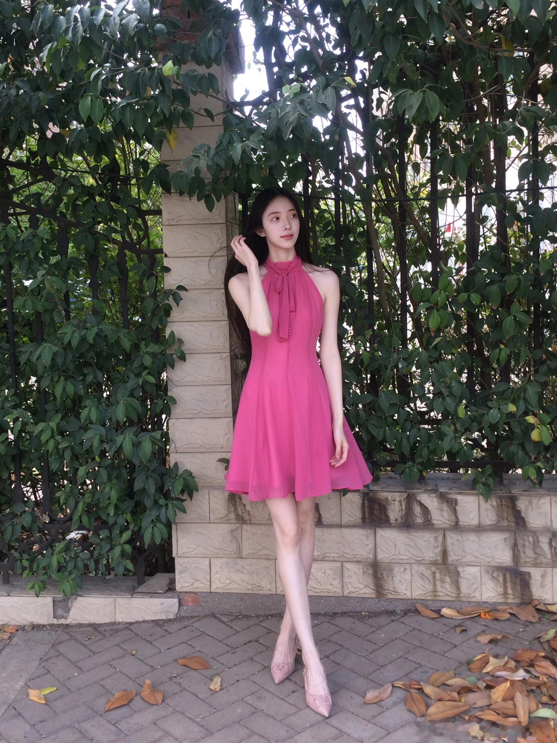 冷白皮大长腿，粉色连衣裙更显可爱甜美～ ​​​