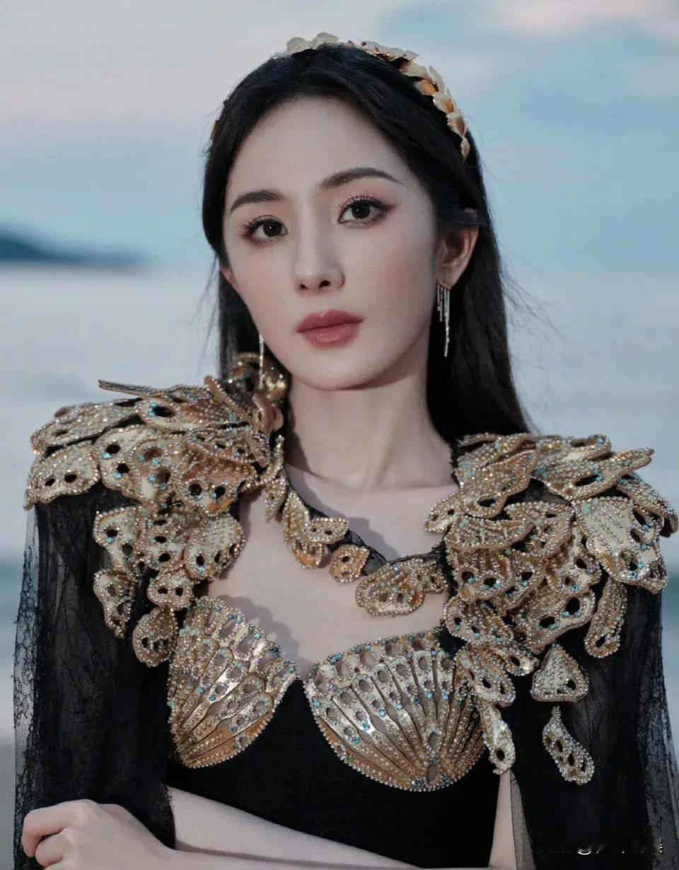 #杨幂贝壳黑纱裙# 
大幂幂一席贝壳黑纱裙颇有女王的气质！霸气又性感[比心]