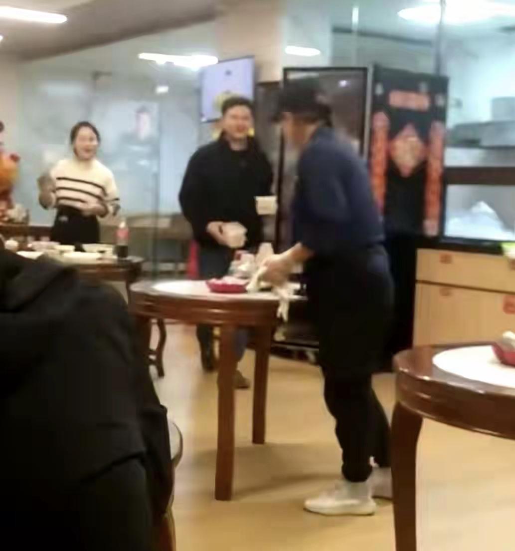 麦家琪好奇怪哦，自己在广宁开云吞店，请有雇员打工的，可是她在收钱之余，也会收拾客