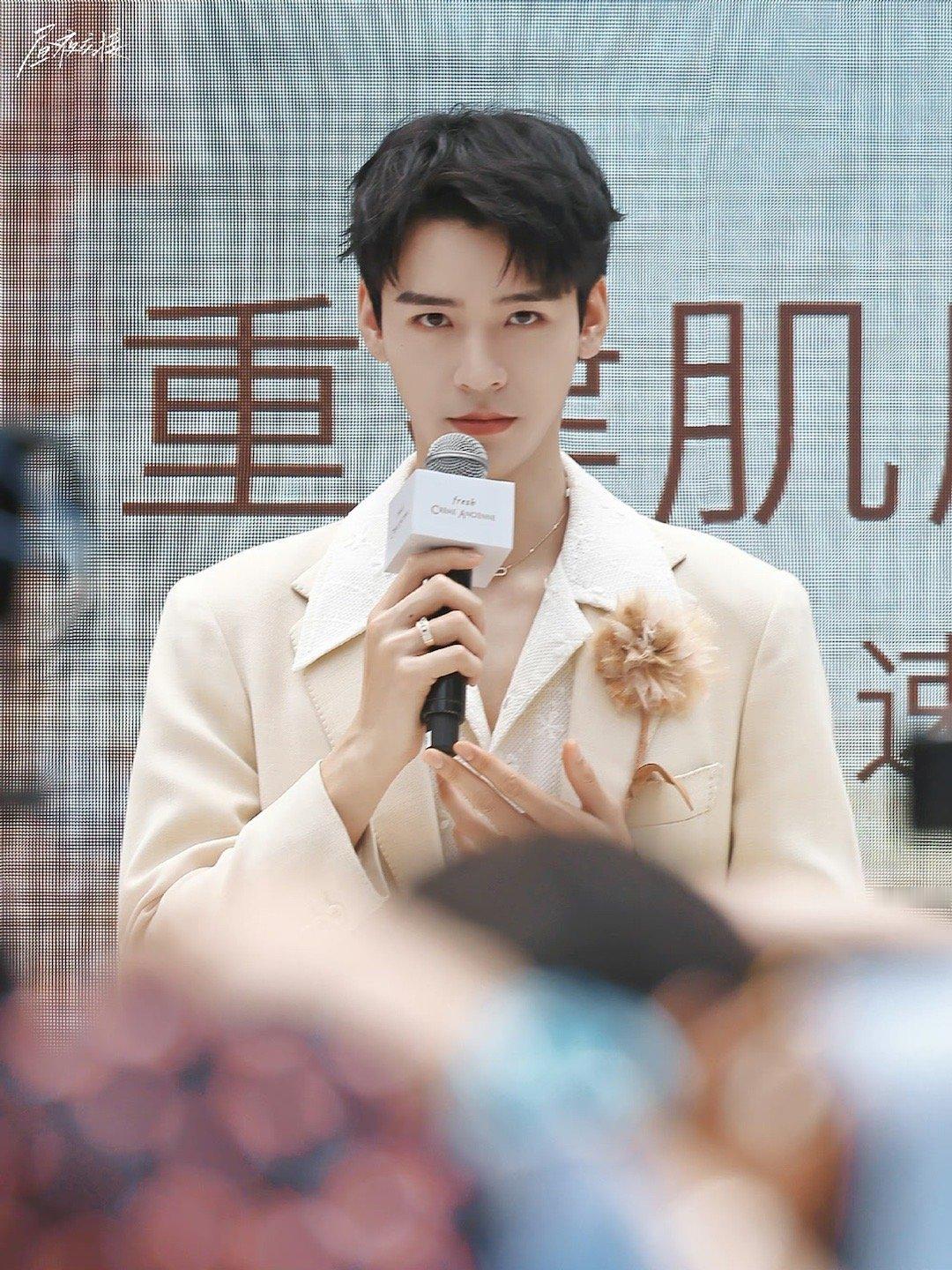 龚俊今日活动生图，听说fresh品牌创始人两位都来了，好有排面[666] ​​​