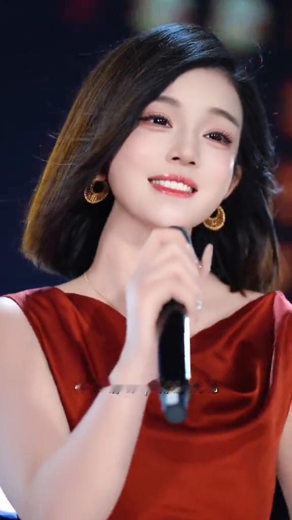 两只蝴蝶。
亲爱的你慢慢飞，小心前面带刺的玫瑰。亲爱的你张张嘴，风中花香会让你沉