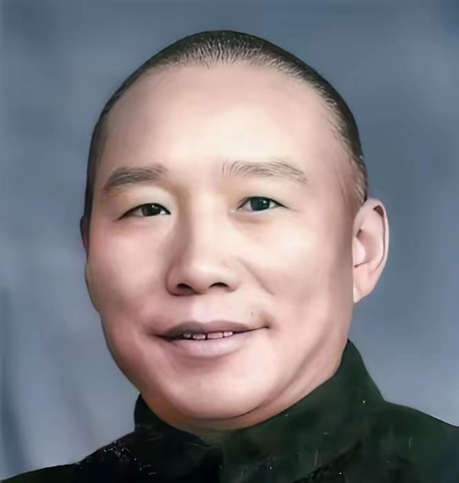 1948年，国军一个伙夫跟大部队走散了，被解放军拦下。战士们看他年纪大，不忍心为