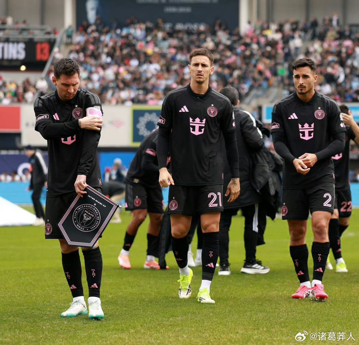 梅西职业生涯任意球进球数达71球，距离足坛历史纪录仅有7球的差距。在美职联本轮较