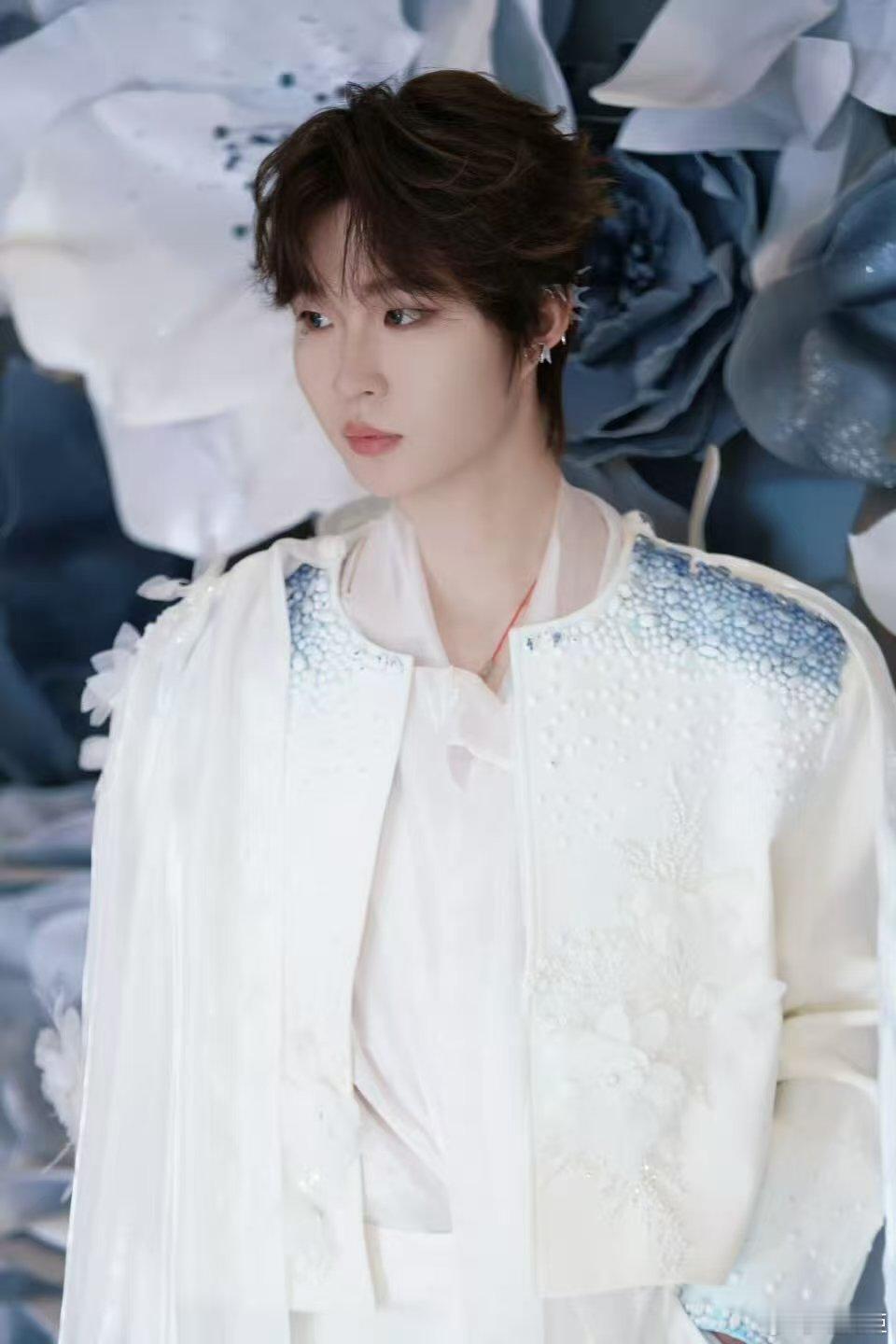 原来天空可以被裁剪成衣，星光是他的第二层皮肤。吒宝把蓝天白云穿在身上