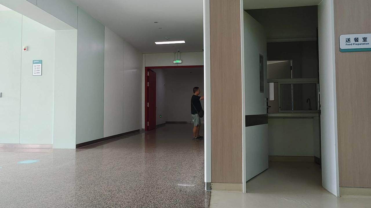 西安八哥每天早上给爸爸把早饭买好，送到医院重症监护室门口，按门铃，里面的大夫出来