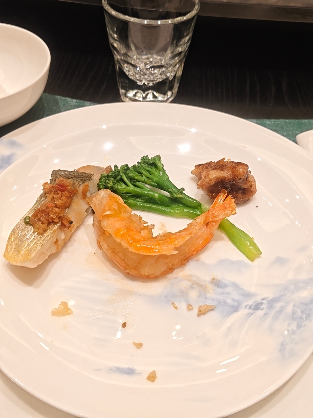 这高档餐厅好拘谨 吃饭我只吃小孩菜[泪奔] ​​​