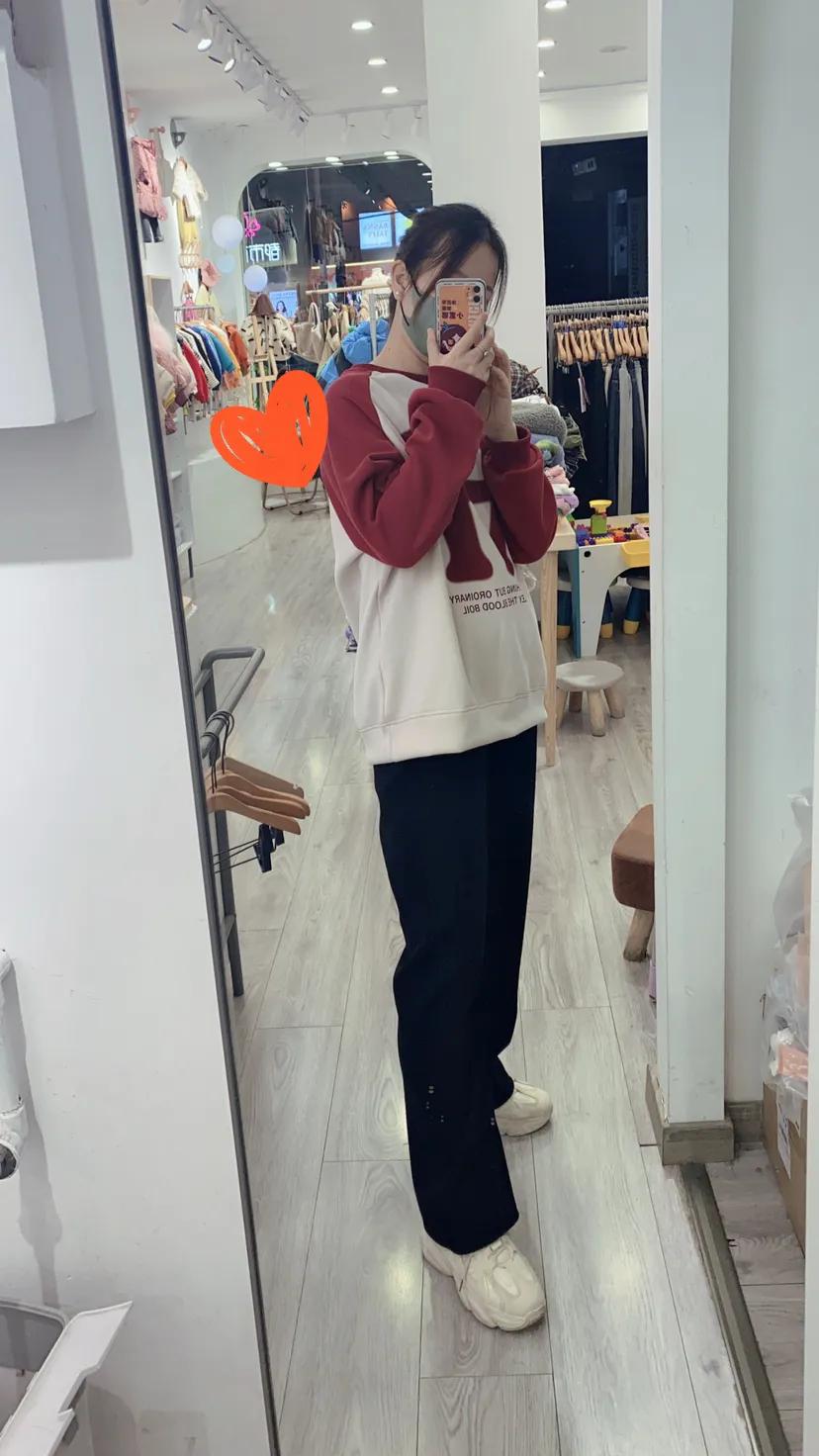 今天是装嫩的一天[害羞]
新买的阔腿裤很好穿[送心]
已经挂橱窗里啦[大笑]