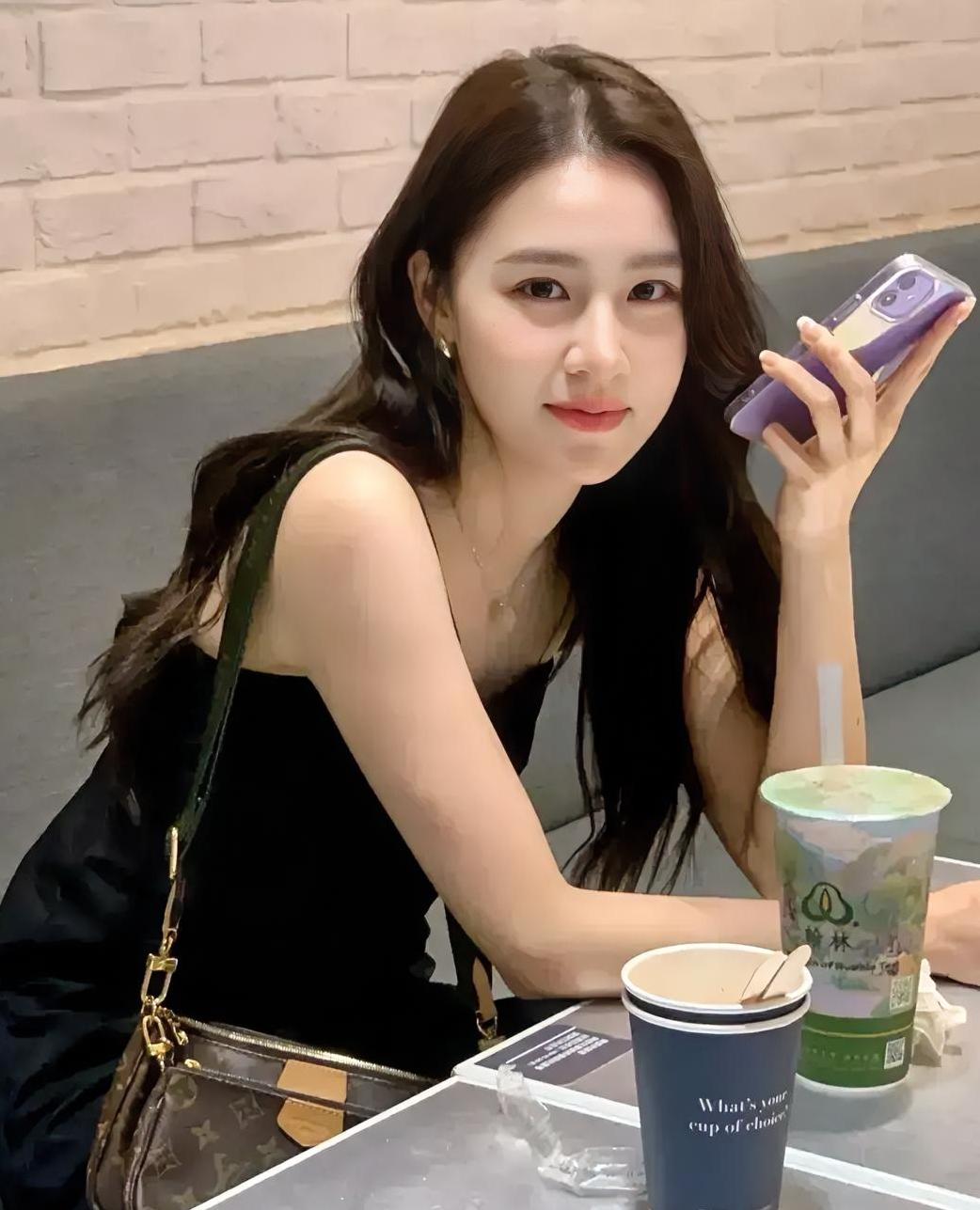 人生这本书
翻开是故事
合上是回忆
谁都不完美
适合自己的
就是最好的活法
做个