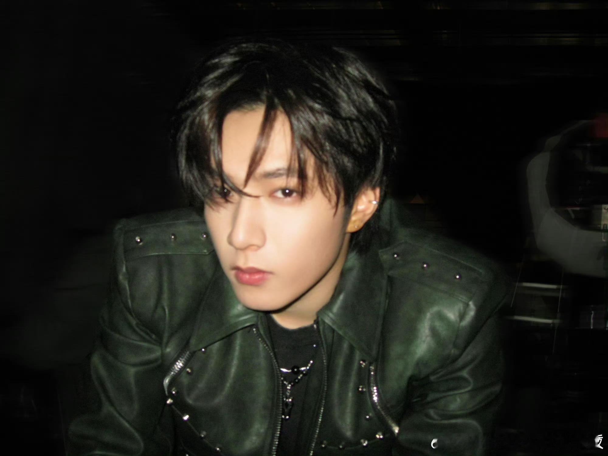 刘耀文铆钉皮衣刘耀文全方位展示建模 兄弟你又把氛围感狠狠拿捏了！铆钉皮衣野性又冷