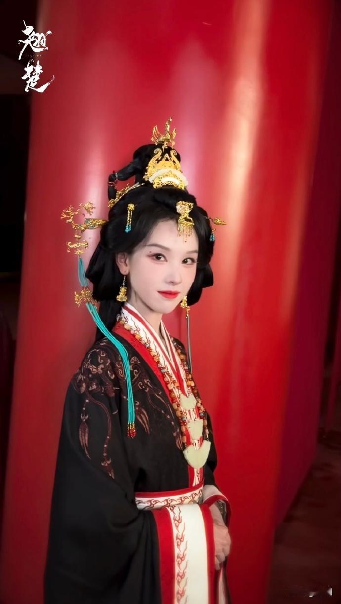 陈都灵苦尽甘来了，因为叶冰裳这个角色被白鹿粉丝追着说掀桌咖。还断言她以后一定混不