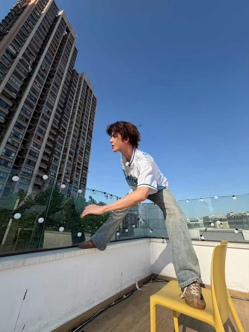 郭敬明恭喜安栩然 郭敬明亲自发文恭喜安栩然签约！这可是当年艺考凭生图出圈的神颜帅
