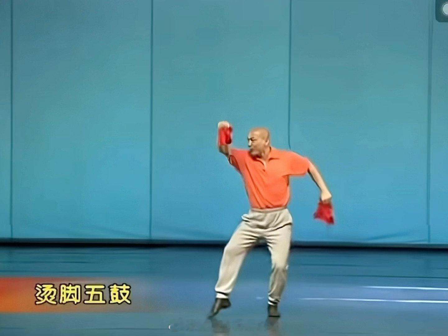 我说他那个嘴在咕噜什么 ​（​​​