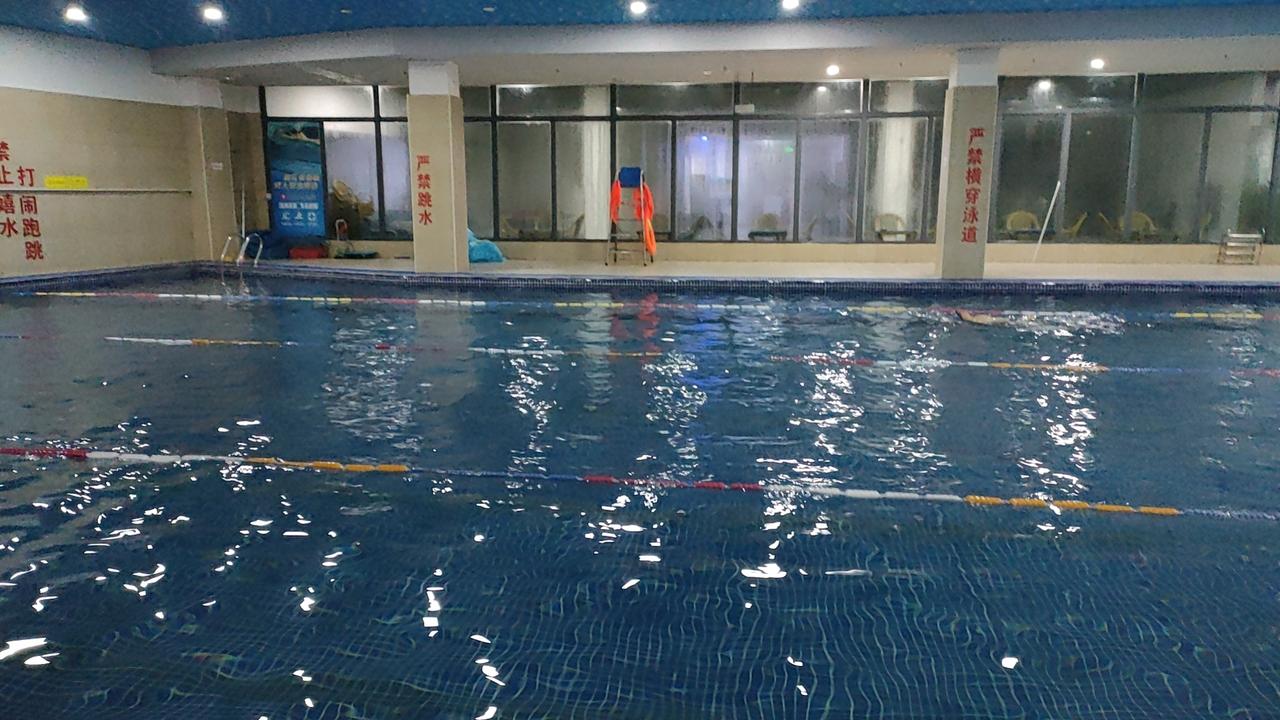 打卡记录游泳第19次。还是和以前一样，大约一个小时游12个往返，感觉比之前游的要