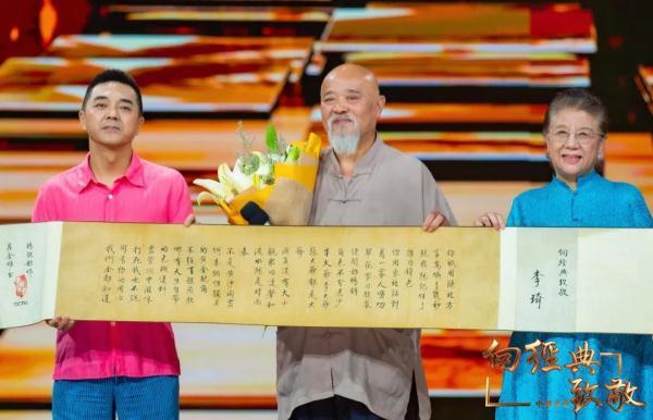 68岁老戏骨李琦退休之后，跑到街边摆摊卖烤串，路人上前打听价格，李琦乐呵呵开口：
