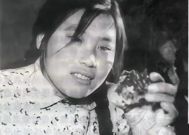 1977年12月21日，临沂姑娘魏振芳在田间挖茅草，突然从茅草里滚出一块鸡蛋黄大