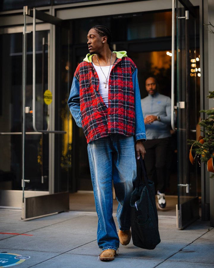 看球的小雷人集合了！雷霆vs开拓者的比赛即将开始，马戴派出的首发是亚历山大、卡森