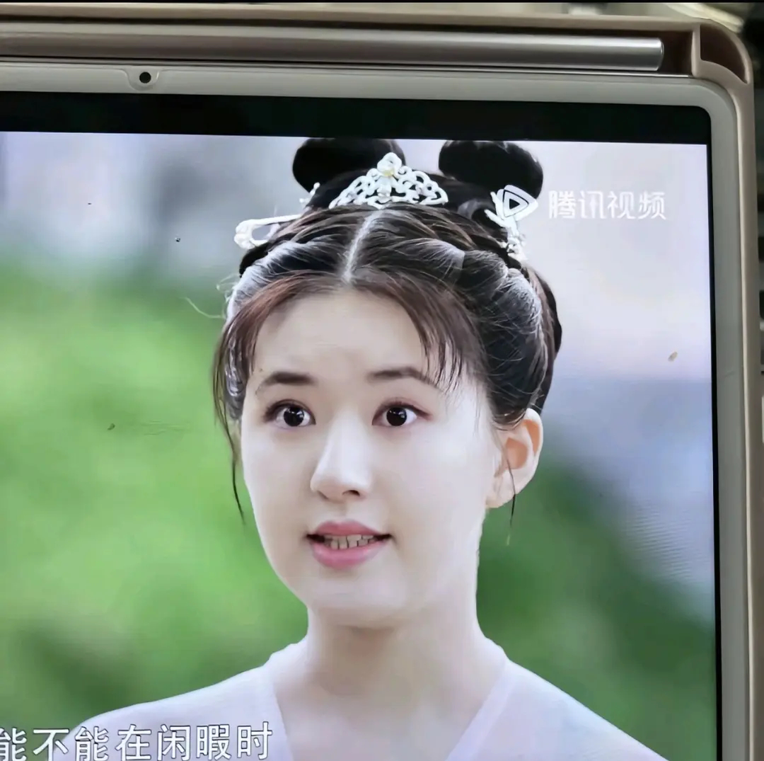 之前赵露思的李乐嫣不是被夸得美得不行吗？现在再看看这真美吗？ 