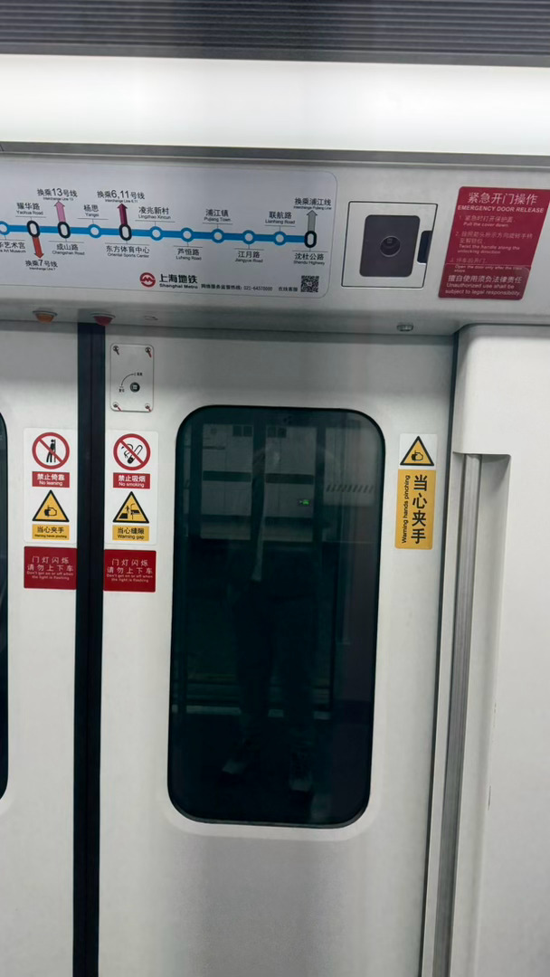 春天了穿的衣服也变得轻快了 