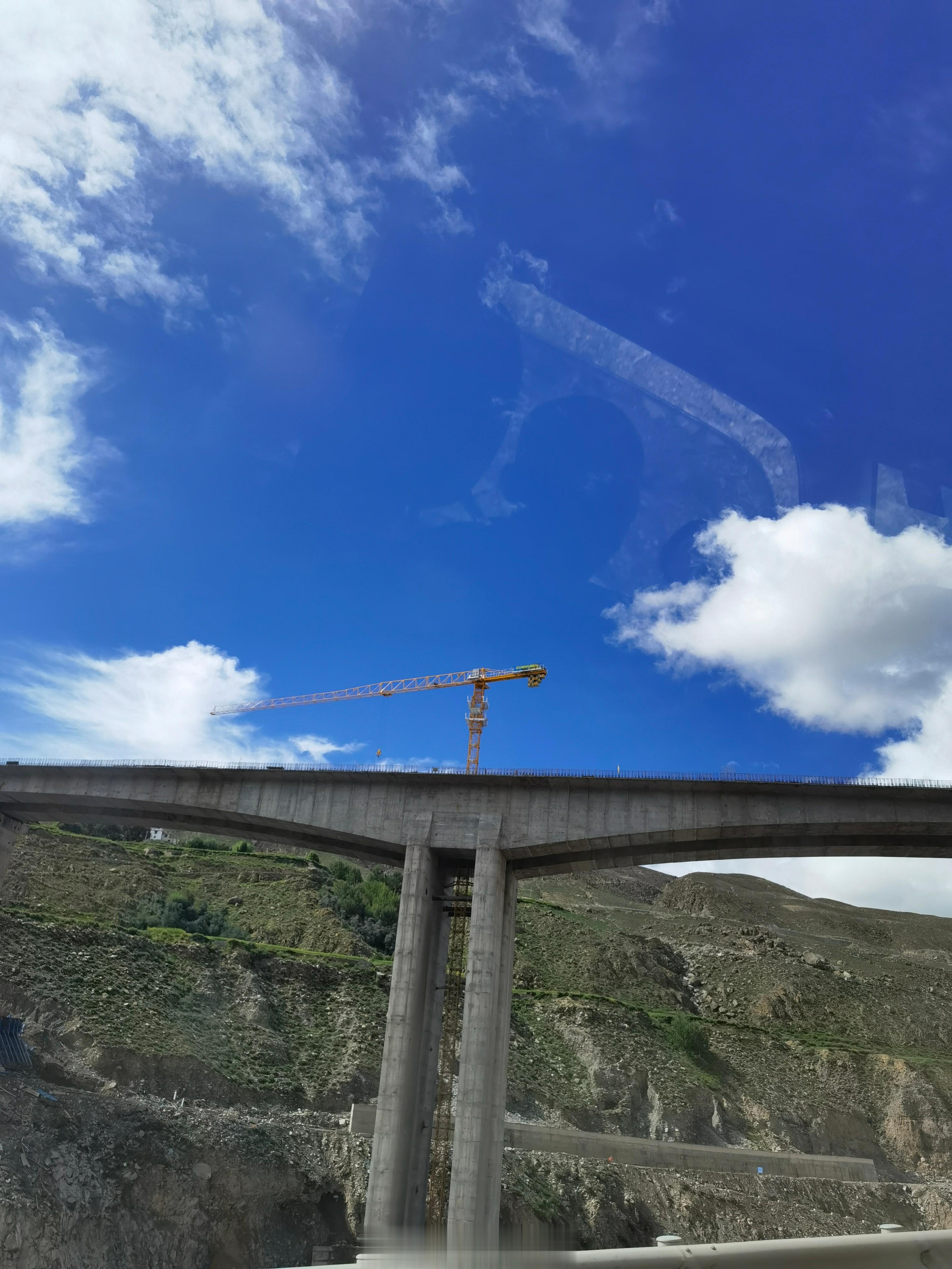 #红色热土高海拔之恋# 来到西藏，一路在建高速路和铁路，印证了那句话：要把更多的