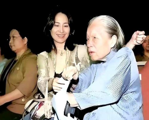 何超琼的保姆晶姐，干了48年，递了辞职信。何超琼没多说，直接把一套价值1.2亿的