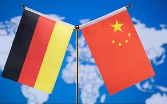 德国算盘打的是真精！中国刚对日本进行反制，德国总理动身访华当天，默茨卡点与高市早