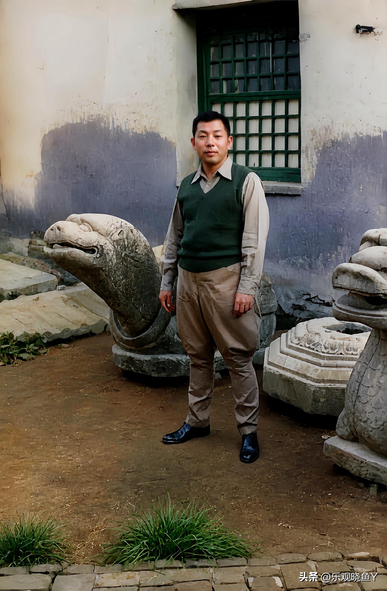 上世纪三十年代中期，少帅张学良在西安与文物合影。大伙儿都瞧瞧吧！这绝不是演戏，也
