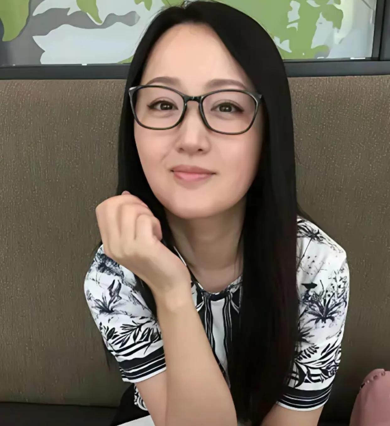 55岁的杨钰莹依旧活跃在商演舞台，甜美嗓音与优雅气质依旧，岁月似乎对她格外温柔。