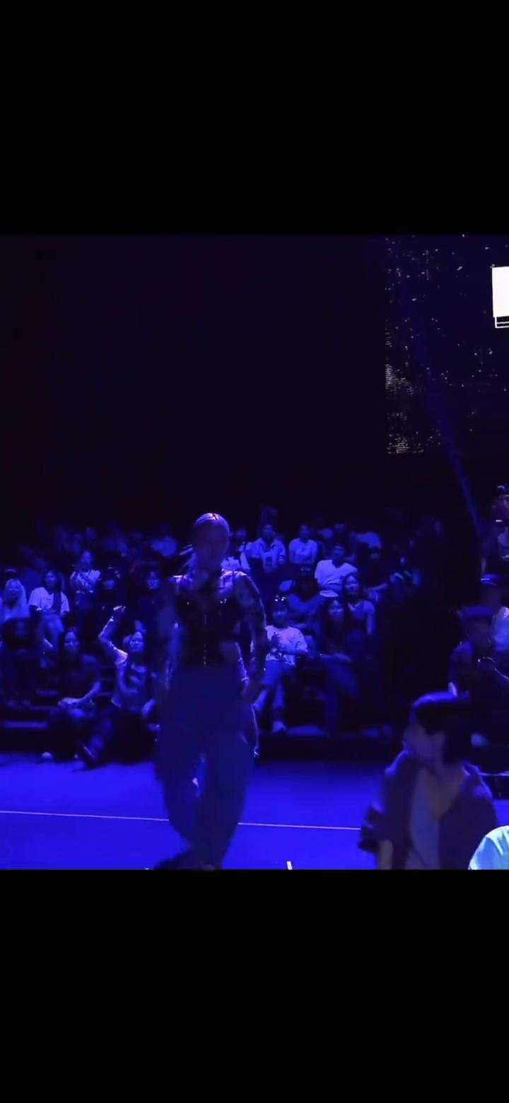 她很强的全能类型舞者，但最强的还是甩手舞[呲牙]。